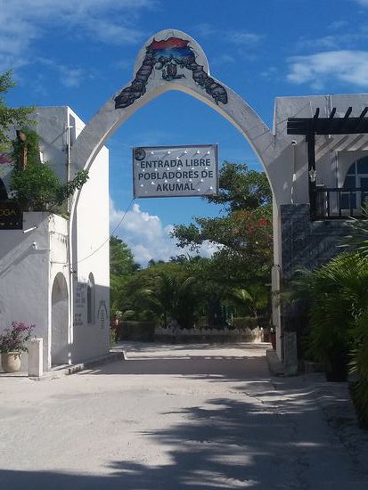 Der Eingang zum öffentlichen Strand ist durch dieses Tor zu betreten.