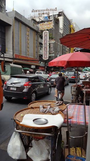 Voll, voller, Chinatown. Wer sich für den Fußweg entscheidet, ist am Nachmittag besser bedient...