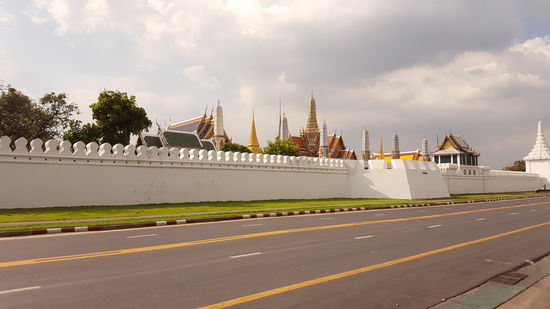 Komplett gesperrte Straße am Königspalast.