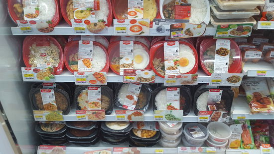 Form-Ei gefällig? Diese und weitere "Köstlichkeiten" gibt es in jedem Supermarkt. Unser Tipp: entscheidet euch für das echte Thailand und die Garküchen 