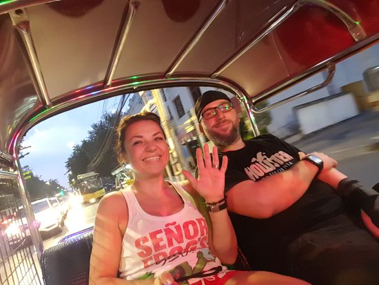 Unsere erste Fahrt im Tuk Tuk von der Kho San Road ins Hotel - hier noch voll entspannt.