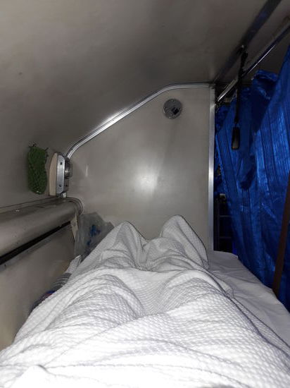 Wenn du dazu neigst, aus dem Bett zu fallen, solltest du lieber unten schlafen - der Platz oben ist sehr begrenzt...aber sehr gemütlich.