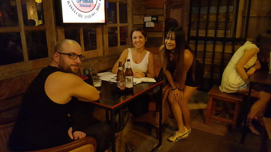 Mit der Singha-Lady im Rasta-Me 