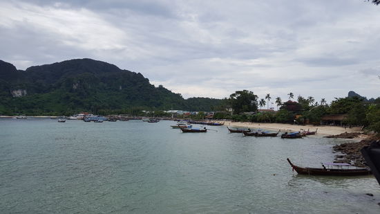 Der Himmel ist nicht ganz so dunkel wie in Phuket - aber es regnet trotzdem bei unserer Ankunft