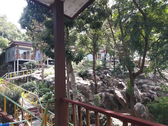 Unser neues Zuhause für den heutigen Tag - die Hütte Nr. 10, links im Bild