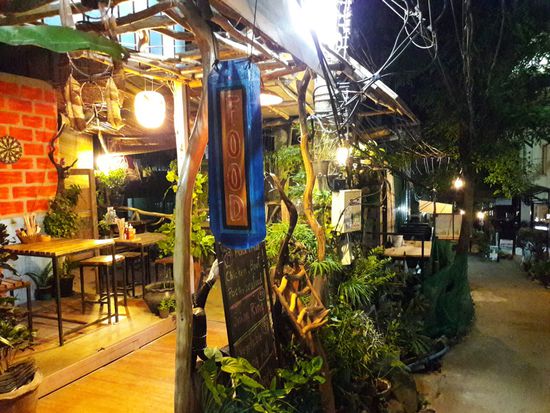 Selbst auf dem steilen Weg zu unserer Behausung gibt es überall kleine Food-Lädchen (mega lecker!), Tattoo-Shops, Bars...