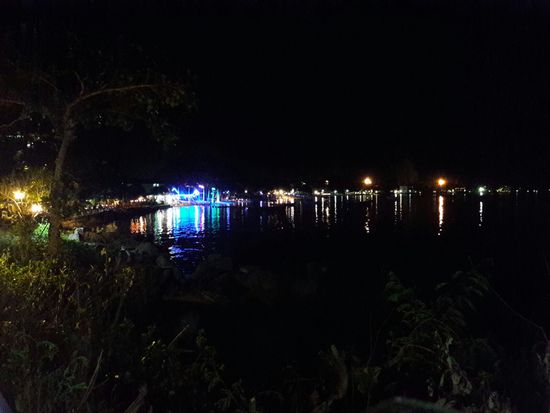 Die Strandparty am Tonsai Beach bei Nacht.