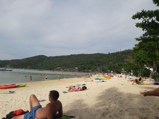 Soviel Luxus kann es auch geben: genügend Platz am Strand auf Phi Phi.