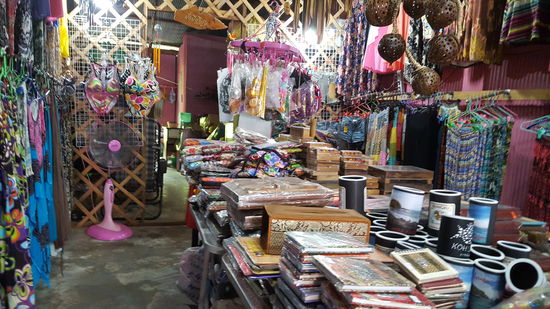 In den Straßenläden bekommst du alles - und nichts.