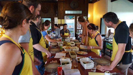 Und es folgen ein Salat, Massaman und Sticky Rice...köstlich! Damit alles auch zu Hause gelingt, werden die Rezepte in einem kleinen Heftchen ausgegeben.