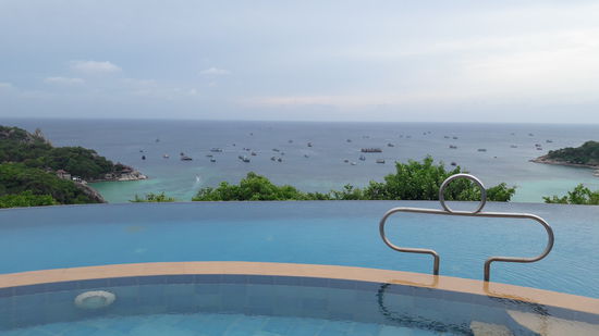 Dem Himmel ein Stückchen näher: die Aussicht vom Pool ganz oben auf dem Berg 