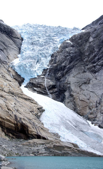Obwohl die Zunge sehr zurück gegangen ist, ist es gewaltig... und immer wieder bricht ein stück Eis ab und das gibt ein Geräusch, das man schon ehrfürchtig vor dieser Natur steht und merkt, wie klein man ist! Mächtig gewaltig..würde Egon von der Olsenbande sagen 