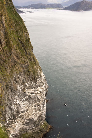 der weiße Punkt auf dem Wasser ist ein Boot mit Touristen... nur mal so zum Größenverhältnis!