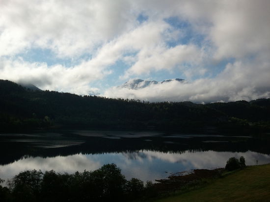 Am Abend ein Bild vom Campingplatz aus, der letzte Abend in Norge ... schnief... es war so schön .. hier sieht man schon, das es abends wieder dunkler wird...  wir genießen den Abend  mit einem Glas Wein... und sind etwas melancholisch.. irgendwann hören wir Schüsse. Wahrscheinlich von Jagd oder einem Stützpunkt was weiß ich, aber wir stellen uns gerade vor, wie dieser Amokläufer auf die Insel kam und die ganzen Menschen erschossen hat, da wird uns ganz komisch, wie schlimm muss das gewesen sein???  Was müssen diese Menschen erlebt haben, denkst an nichts Schlimmes und dann kommt einer und ballert alle ab.. wie krank... 
Aber wir steigern uns da nicht hinein wollen einfach noch den  letzten Abend in Norge genießen.. ich habe einen dicken Kloß im Hals... mein absoluter Traumurlaub geht langsam zu Ende.. auch wenn wir noch ne Woche haben, aber Norge ist vorbei, wie lange habe ich mich darauf gefreut. Ich bin schon traurig..
