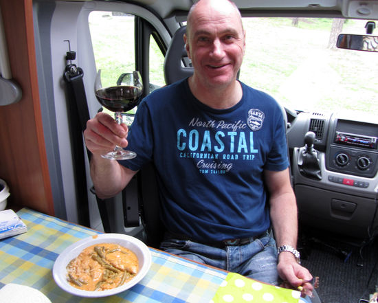 Das erste Essen im Womo es gab Hähnchenbrust in pikanter Curry-Kokosnusssoße, mit Reis grünen Bohnen und Limetten. Hmmm