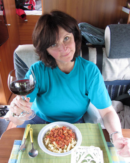 Essen hat wie immer geschmeckt.. Nudeln mit selbstgemachter Bolognese schmeckt immer gut...und ein Glaser'l Wein dazu, was will man mehr...