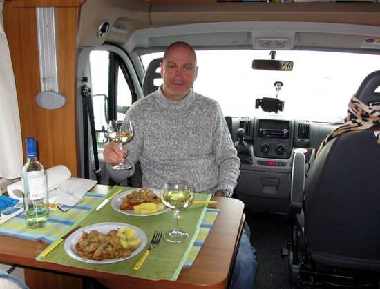 Es guibt Schnitzel mit Pilzen und Kartoffeln.. und natürlich ein guter Tropfen gehört auch dazu.. achja den Weißwein haben wir in Norge gekauft.. eine Flasche kostet ca 15 €.