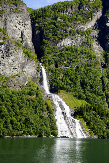 Das ist der Wasserfall gegenüber den sieben Schwestern, die sage sagt das es ein Jüngling war, der gerne eine der sieben Schwestern gehabt hätte, leider lag das Wasser dazwischen und er kam nicht ans andere Ufer, deshalb betrank er sich immer. Wenn man genau in die Mitte des Wasserfalls schaut, sieht man das es aussieht wie ein Flasche...
