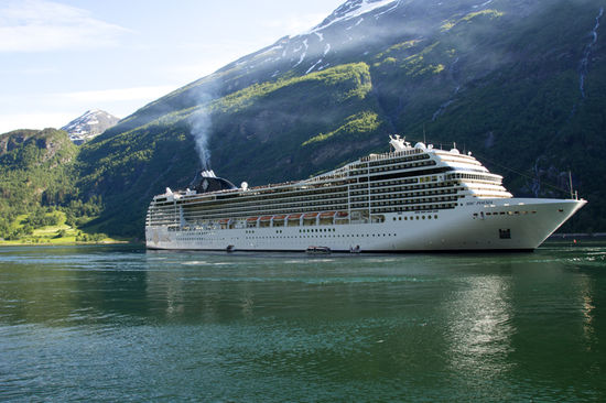 Das lag im Hafen von Geiranger... ich fand es schrecklich.. würd nie auf so ein riesen Ding gehen, oben war Disco, voll die Bambule, an diesem schönen herrlichen Ort, außerdem verpessten sie die schöne Luft..