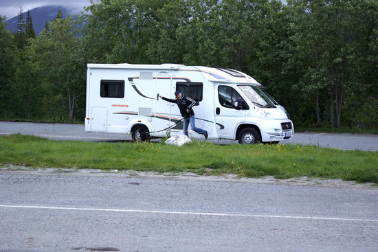 Nach dem Gassi gehen schnell rein ins gute beheizte Womo.. und was leckeres essen... dann Gute Nacht.. es wird schon nicht mehr dunkel hier. Also alle Luken dicht machen und abdunkeln, aber ich kann nicht schlafen.. ich bin so aufgeregt das ich null zur Ruhe komme, mein armer Mann der bekommt bald die Kriese wenn ich morgens um sechs schon mit dem Hund gehe, weil ich nicht mehr schlafen kann... was soll ich machen..??