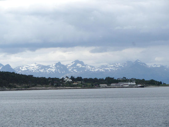 Die langersehnten Lofoten... ein bisschen wolkenverhangen, aber trotzdem schön.