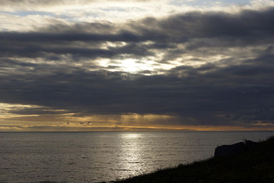 Es wird leider am ersten Abend nichts mit der Mitternachtssonne wir erahnen sie...gäääähn es hat keinen Sinn wach zu bleiben, uns fallen die Augen zu. In der Nacht werde ich immer wieder wach und schaue mal raus, ob sie doch scheint die Sonne, aber leider nicht.