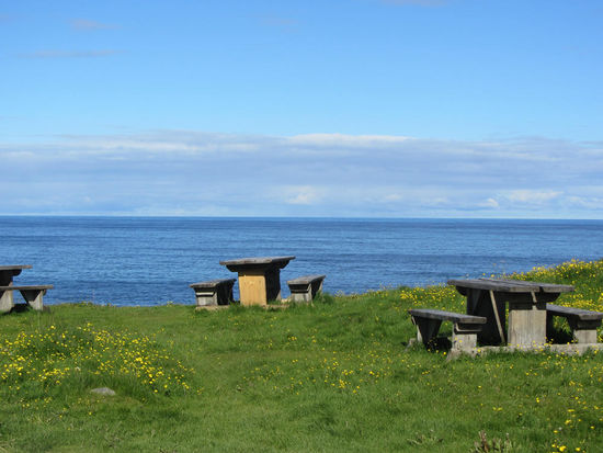 Ieider war es zu kalt um draussen zu frühstücken.. aber kuschelig im Womo mit dem Ausblick war es genauso schön...