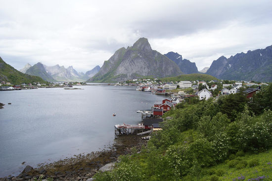 Der schöne Ort Reine..schade das die Wolken die Sicht etwas trüben...