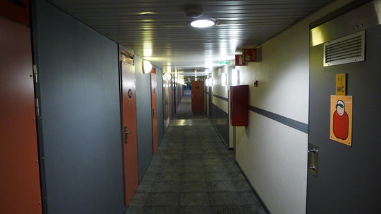 ...der Gang ist endlos, eine Stahltür neben der Nächsten...