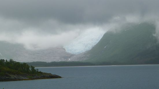 ..das Helle im Grauen in der Mitte ist die Gletscherzunge ..