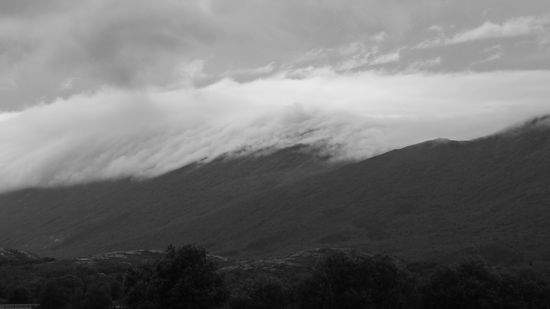 Das Grauen kriecht über den Berg...