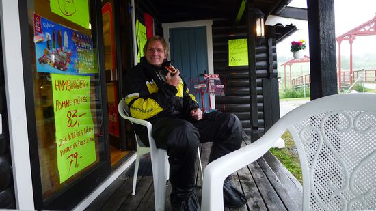 Hmm, lecker Brötchen mit Marmelade, wenn kümmert es da noch, ob es regnet ...