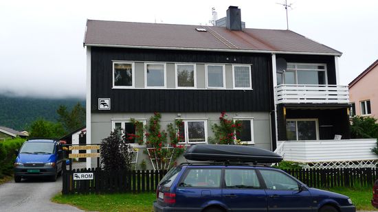 Das Zimmer ist oben unter dem Dach, wahrscheinlich war dort früher die bettlägerige Omi untergebracht ...