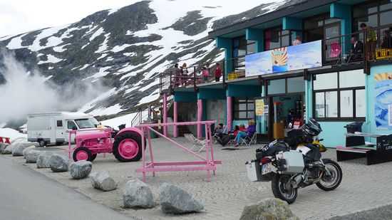 Hier gab es einen lecker Kakao, was der pinkfarbene Traktor jedoch für eine Aufgabe hat, konnte ich nicht herausfinden...