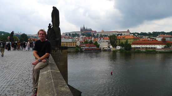 Dirki auf der Charles Bridge, im Hintergrund ist das Prager Schloss zu sehen, Prags Sehenswürdigkeit Nr. 1
