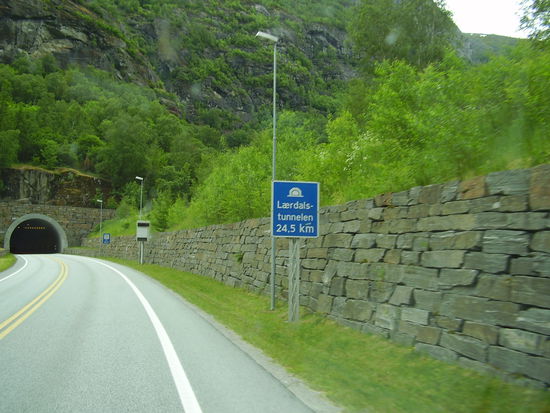 Einfahrt zum längsten Tunnel der Welt