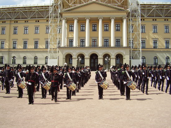 Wachablösung vor dem Schloss in Oslo