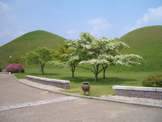 Königsgräber im Tumuli-Park