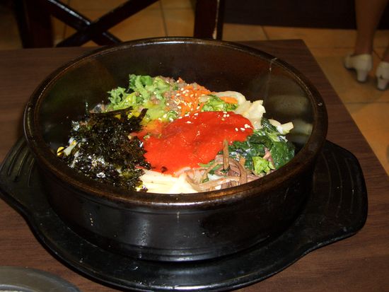 Bibimbap - leckeres koreanisches Gericht mit Reis, Gemüse und Chilipaste
