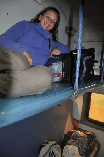 Gerade aufgewacht 
Unbedingt Jacke mitnehmen, da es sich in den übertrieben heruntergekühlten Zugabteilen um gefühlte 0 ° Grad handelt.