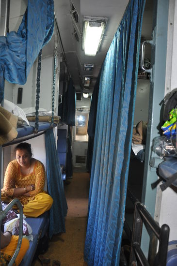 Wir Spießer haben uns dann doch für die hier zu sehende 2.Klasse entschieden, da wir von der Sleeperclass in Agra ziemlich abgeschreckt wurden..