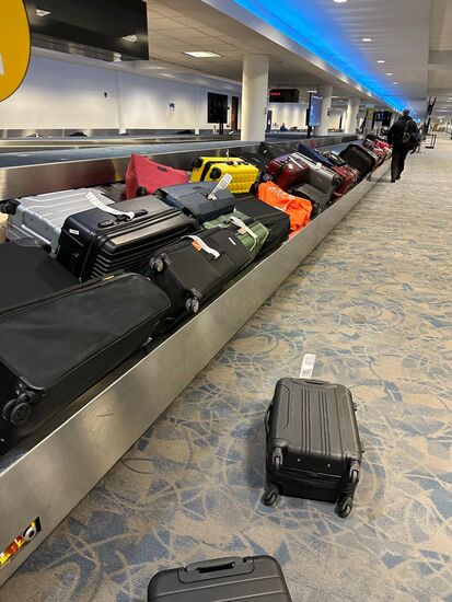 Tjaaa…so ein Pech!  Einer unserer Koffer ist nicht mitgekommen! 
Man recherchiert und siehe da: der Koffer von Thomas  ist in London steckengeblieben!