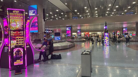 Nach knappen 4,5 Stunden landen wir dann in „Las Vegas“ —schon am Airport warten unzählige Spielautomaten