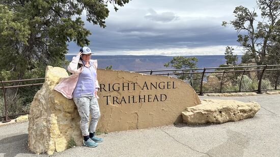 Es weht richtig heftig. Keine Sorge: auch wenn es so aussieht, aber wir werden diesen Trail nicht gehen. Es wird angegeben, dass man für die Strecke zwischen 8 und 10 Stunden benötigt. Und ohne eine Übernachtungsmöglichkeit ist ein Aufstieg am gleichen Tag sicherlich unmöglich. Wir hatten mal geschaut, ob wir auf der Phantom Ranch übernachten können, aber diese ist immer 2 Jahre im Voraus ausgebucht. Eine Möglichkeit wäre noch Camping; das bedeutet aber, dass man entsprechend viel Gepäck mitnehmen muss
Ein Stück wollten wir den Trail aber doch runter gehen - trotz des Sturms.