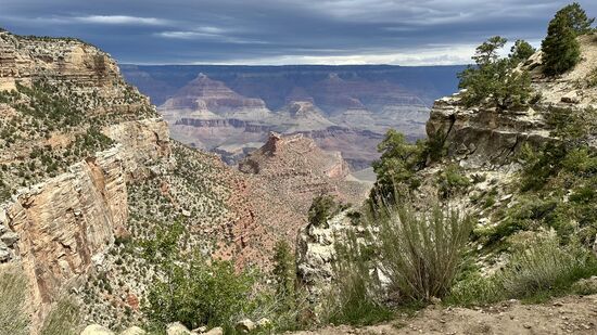 Der Ausblick vom Trail runter in den Canyon