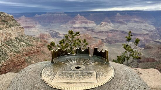 Wir sind ein Stück nach unten gelaufen, dann aber wieder umgekehrt. Wir wollen entlang des Rim Richtung Süden wandern und an verschiedenen Punkten fotografieren. Hier gibt es eine Karte, auf der die Berge des Canyon namentlich aufgeführt sind.