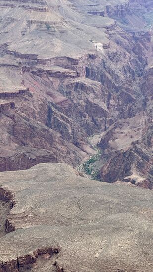 Hier zu sehen - auf Höhe des Colorado-River - die Phantom Ranch. Sie ist die einzige Unterkunft/Hotel im GC und wie gesagt teilweise Jahre im Voraus ausgebucht. Die Ranch besteht aus einem Hauptgebäude und zahlreichen Nebengebäuden. Die Auswahl beim Abendessen ist recht überschaubar: entweder ein Wandereintopf oder Steak mit Bohnen und Kartoffeln. Wie uns die beiden Hiker, mit denen wir gesprochen haben, sagten, kostet das Steak 70 USD - es sei aber auch groß und gut gewesen. Fast alles mit via Muli herunter gebracht. Deshalb sind die Preise auch entsprechend.