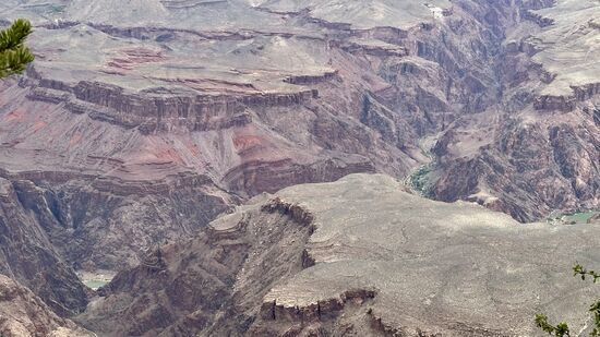 Noch einmal der Blick auf die Phantom Ranch und den Colorado River. Es gibt Belege dafür, dass es bereits vor mehr als 4000 Jahren einen Ansiedlung amerikanischer Ureinwohner bei der Phantom Ranch gab. Man lebte dort von der Jagd, dem Fischfang und dem Maisanbau.
Die ersten europäischen Amerikaner kamen dann 1869 mit Wesley Powell. Dieser war Fotograf und war zum Camping am Colorado River. Hierzu mussten er und sein Team sich noch abseilen. Die Trails nach unten bzw. oben wurden erst später angelegt. Heute gibt es den „Powell Viewing Point“ und eine Ausstellung in einem Gebäude von Anfang 1900.