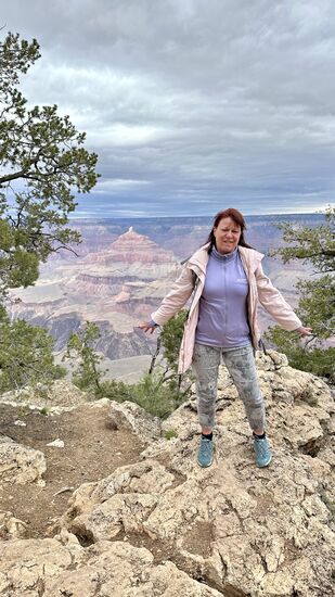 Wir sind gut 7,5 Kilometer entlang des Rim gelaufen und ich wage mich mal wieder etwas näher an den Rand. Wir haben an vielen Stellen Waghalsige gesehen, die selbst mit kleinen Kindern ganz an den Rand gehen, um Selfies zu machen. Wir halten das für unverantwortlich. Jedes Jahr gibt es ca. 12 Todesfälle im GC, insbesondere dort, wo die Touristen sind. 1/3 davon geht auf Abstürze, 2/3 erleiden einen Hitzetod. Im Sommer kann es hier sehr heiß werden, obwohl der Rim auf 2000 Meter und höher liegt. Auf den Trails nach unten - die fast komplett in der Sonne liegen - können es auch mal bis zu 50 Grad werden.