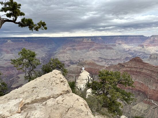 Die letzten Blicke auf den GC.- mit einem Waghalsigen, der dort auf der Felskante sitzt